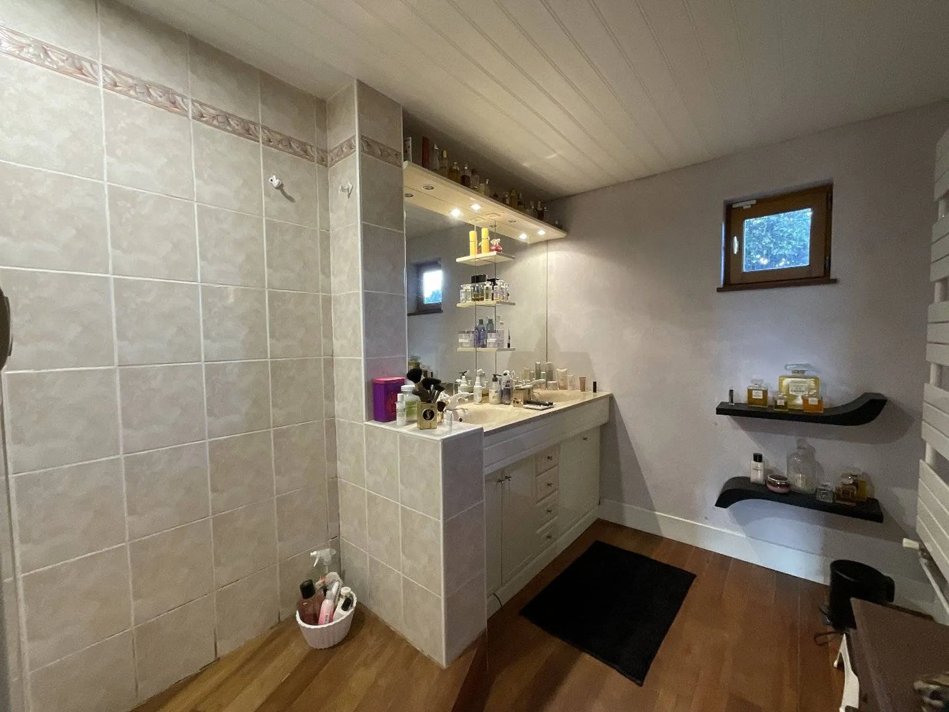 A vendre maison de 133.68 m² en briques et silex du 17ème siècle, édifiée sur un terrain arboré d'environ 4 200m².