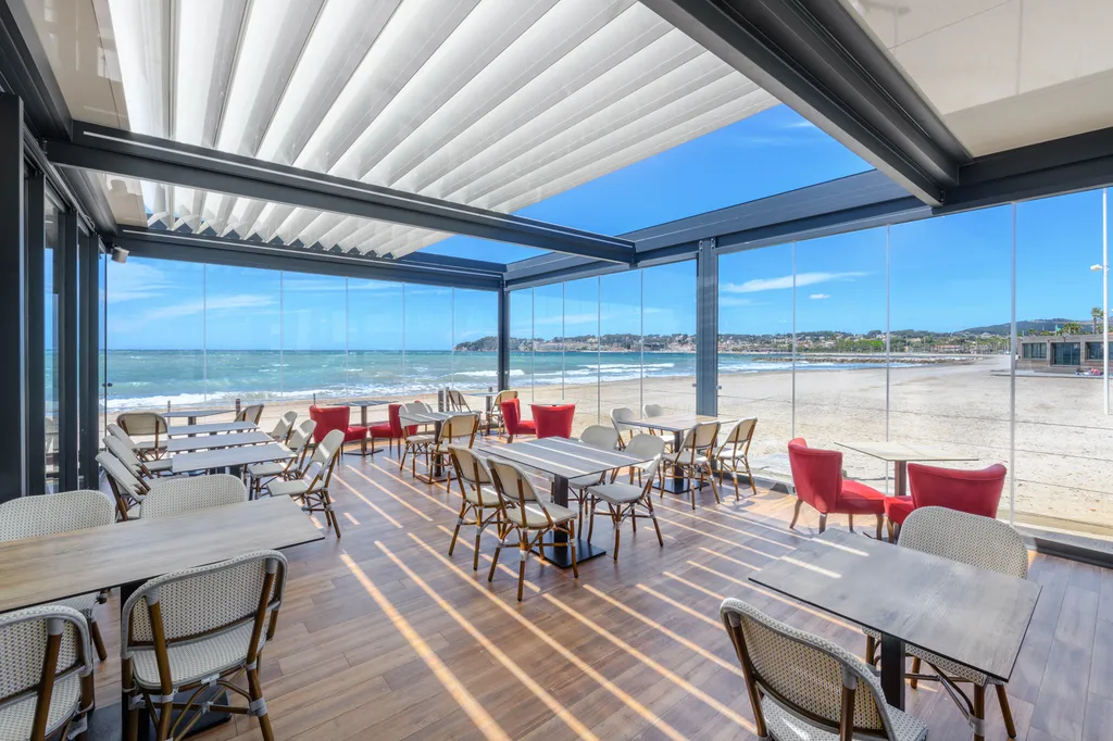 Terrasse de restaurant toiture rétractable en bord de mer Ciel Ouv'air à Bandol
