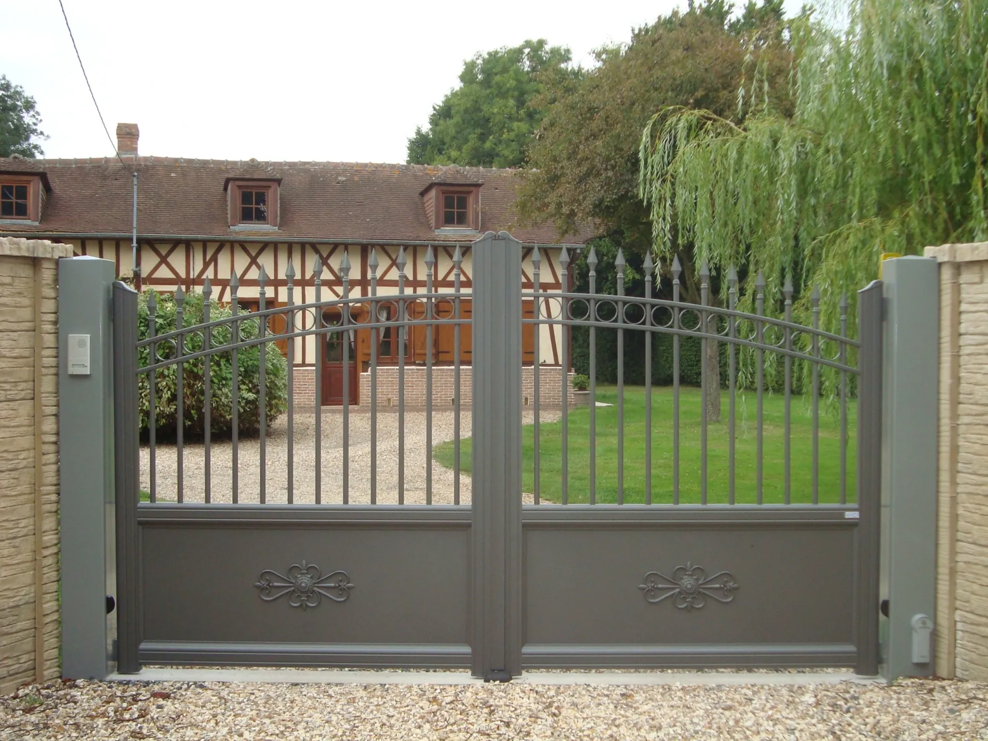 Installation de portail rétro en aluminium dans l'Eure