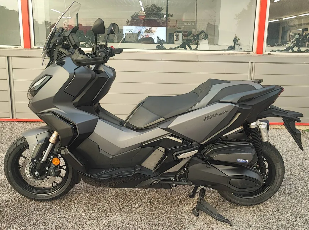 HONDA ADV 350 du 03/2023 avec 6400 km.