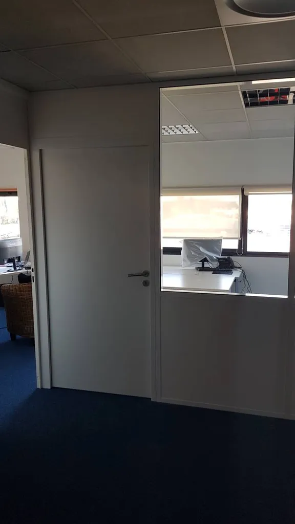 Vente et pose de cloisons amovibles semi-vitrées pour open-space à PARIS