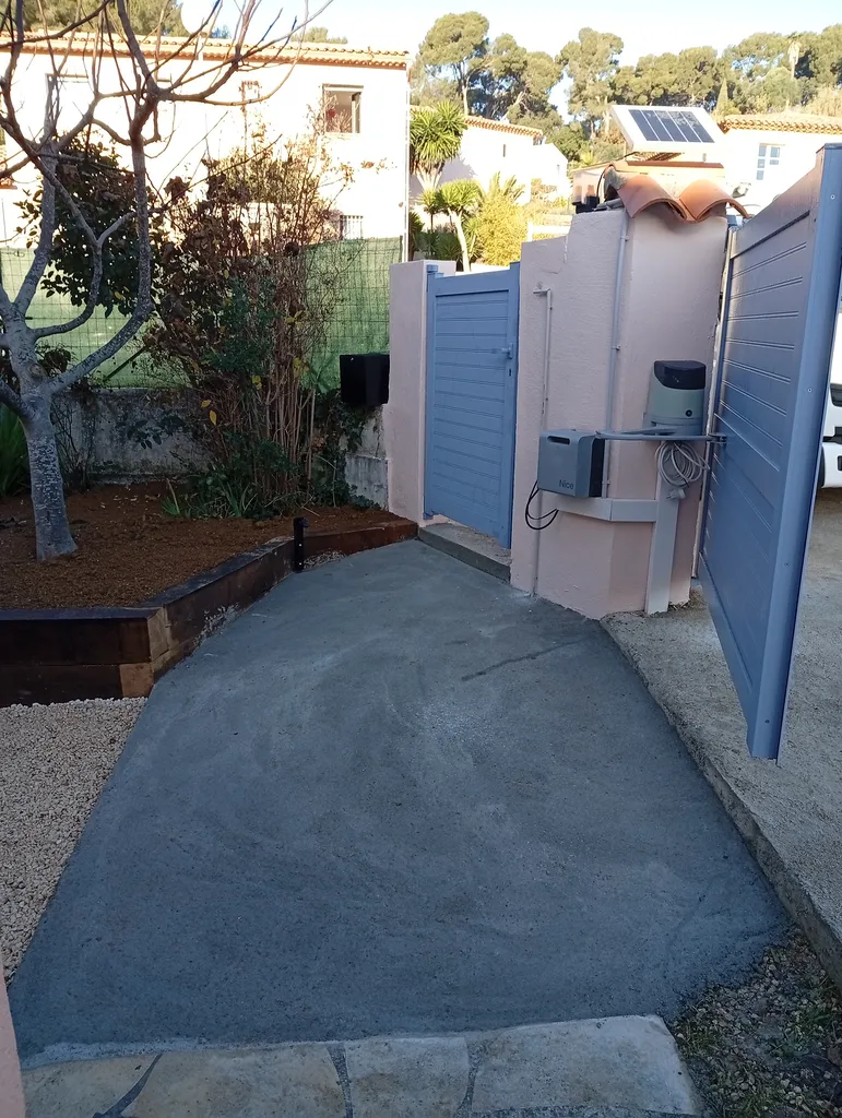 Création d'une dalle à Brignoles avec reprise de peinture pilier de portail