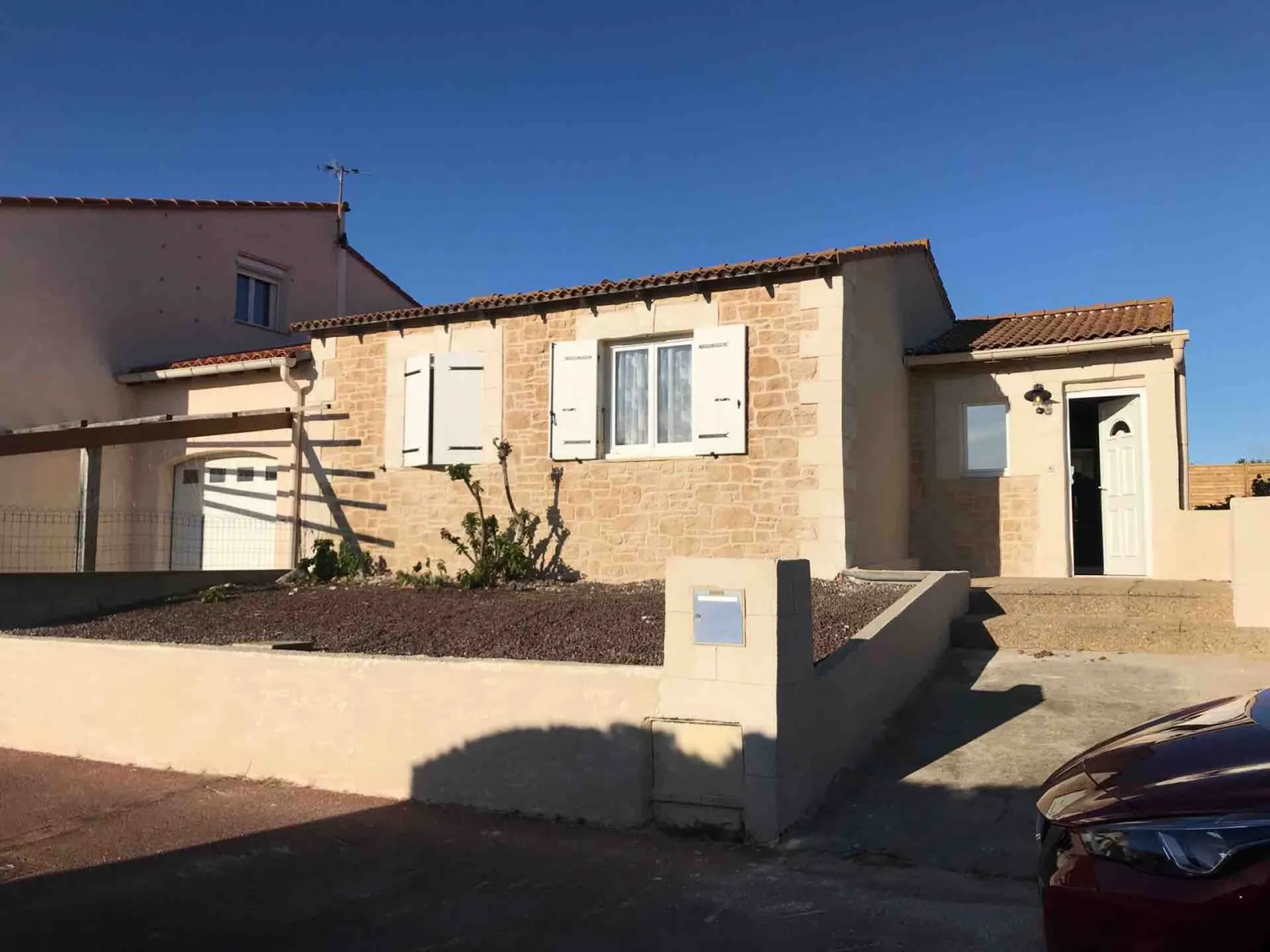 Facade en pierre taillée à Saint-Estève près de Perpignan dans les Pyrénées Orientales