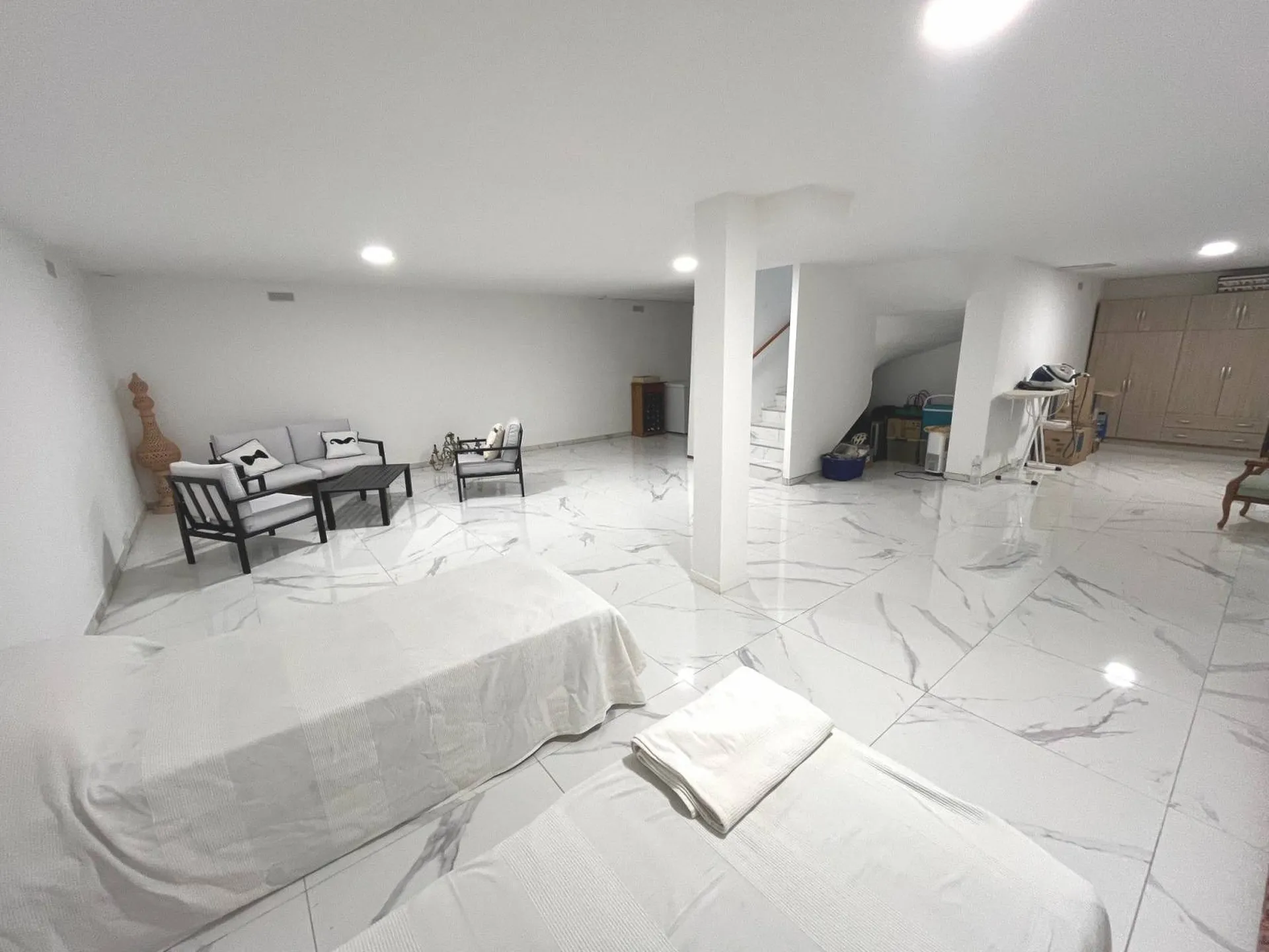 Maison récente à vendre Carnoux en provence sur deux niveaux avec sous-sol, copropriété de 3 habitations