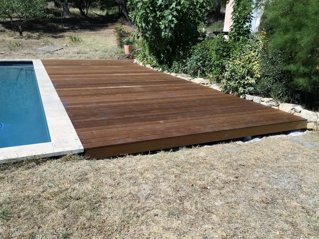 Plage en bois ITAUBA à Grambois 84 sur lambourdes bois exotiques et plots bétons