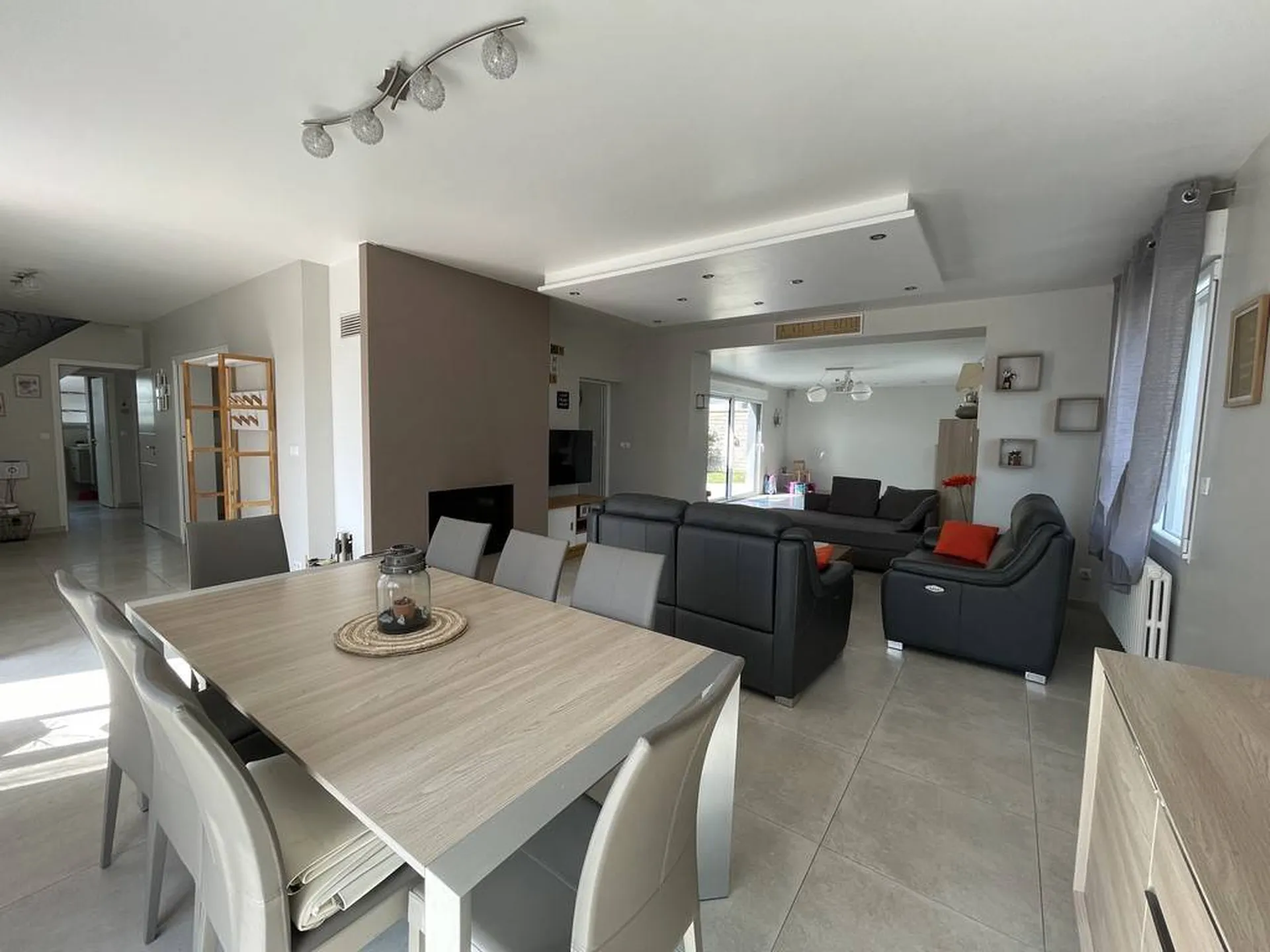 Maison contemporaine de 178m² bâtie sur son terrain de 1 230m² proche des commerces, en Seine Maritime, 76.