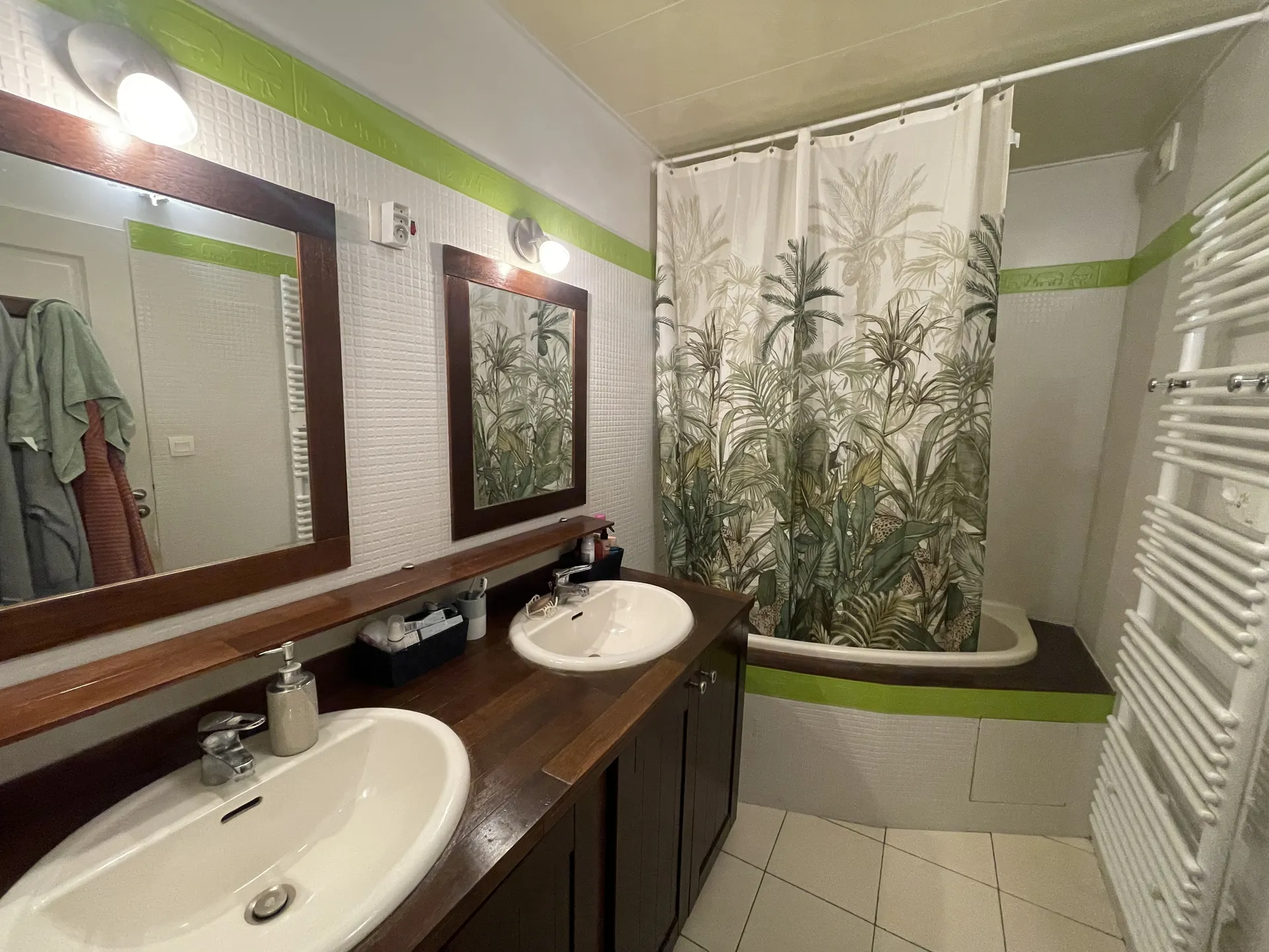 A vendre Croissy bel appartement rénové 3 chambres avec balcon et box à deux pas de la British school