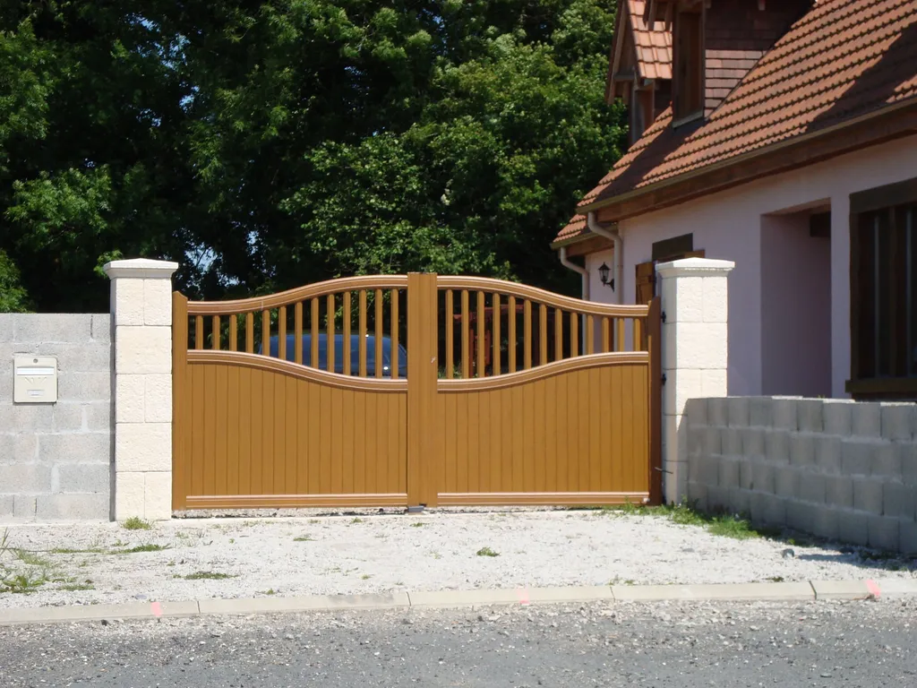 Installation de Portail en aluminium Battant Motorisé, Modèle Classique Semi-Ajouré Sur-Mesure à Bourg Achard dans l'Eure 27 et Le Bosc-du-Theil