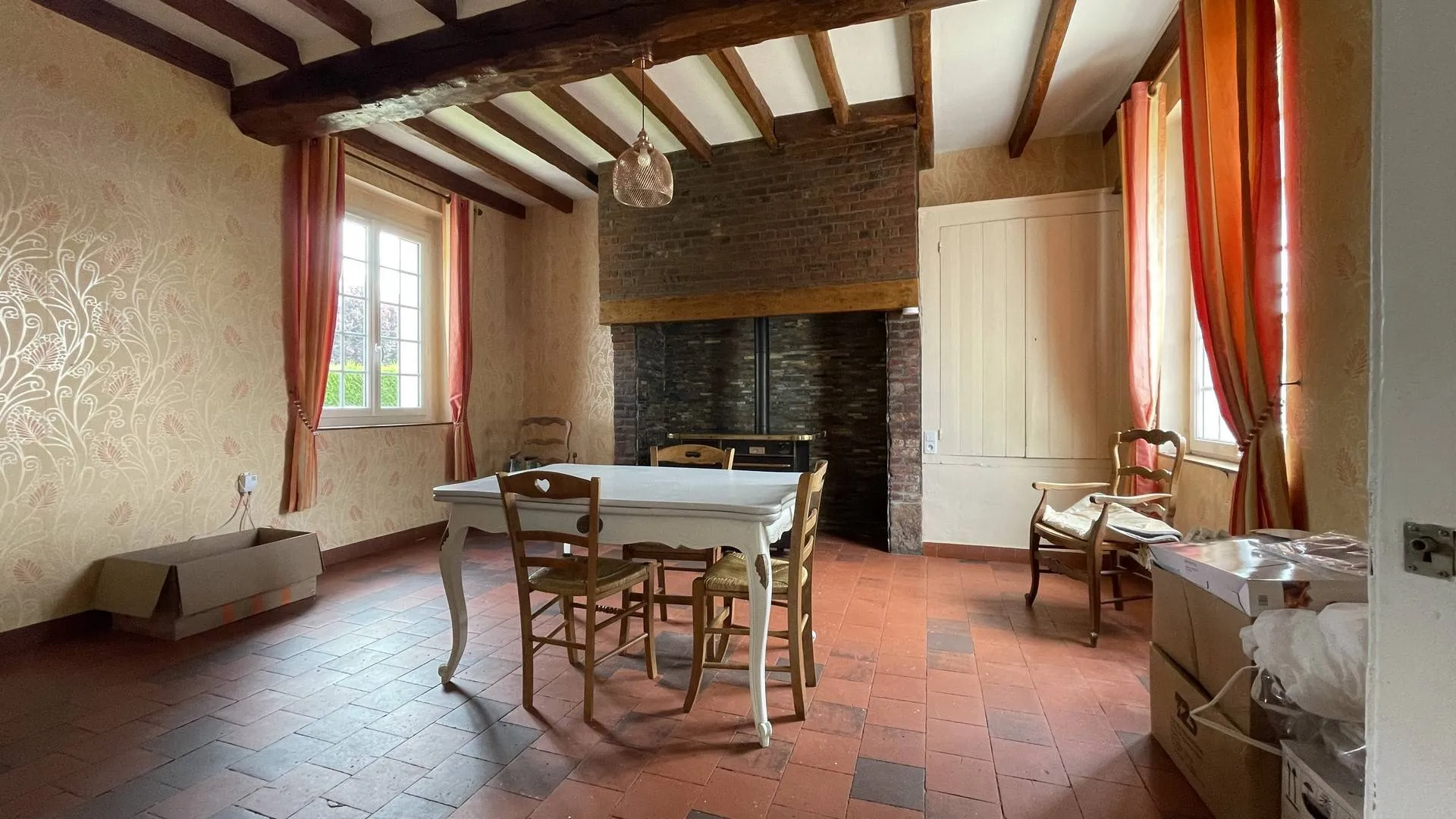 **Maison avec terrain à vendre** : Terres et Demeures De Normandie vous offre une maison de 125m² avec un terrain de 2 hectares, en vente.