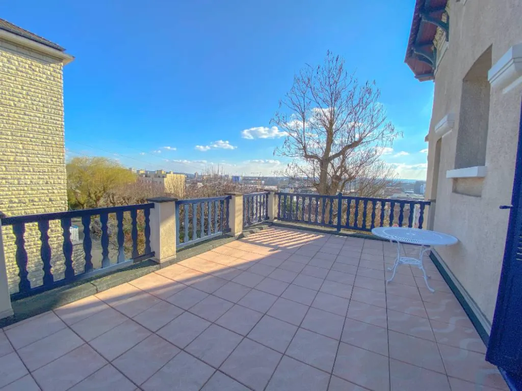 superbe terrasse vue sur Rouen exposée plein sur 30 m² spacieuse Hypercentre vue dégagée 