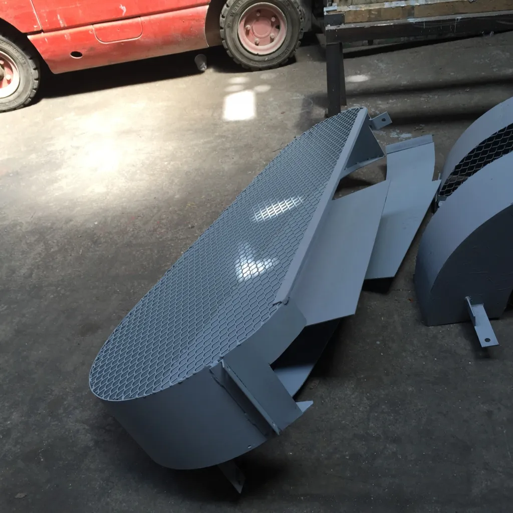 CAPOT DE PROTECTION EN ACIER FABRIQUE SUR MESURE A MARTIGUES DANS NOS ATELIERS DE CHAUDRONNERIE