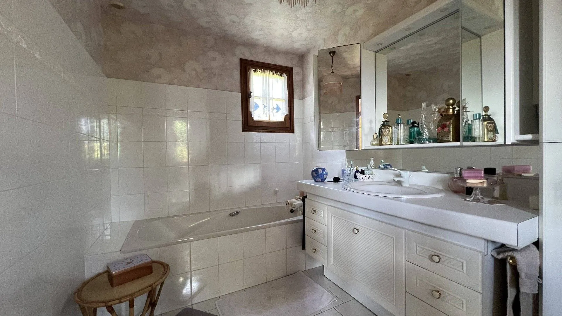 SOUS OFFRE Longère de 303m² avec maison principale 129m², 3 chambres, dépendances et garage, sur terrain arboré 8526m², idéal pour vie au calme à Saint-Riquier-en-Rivière 76440.