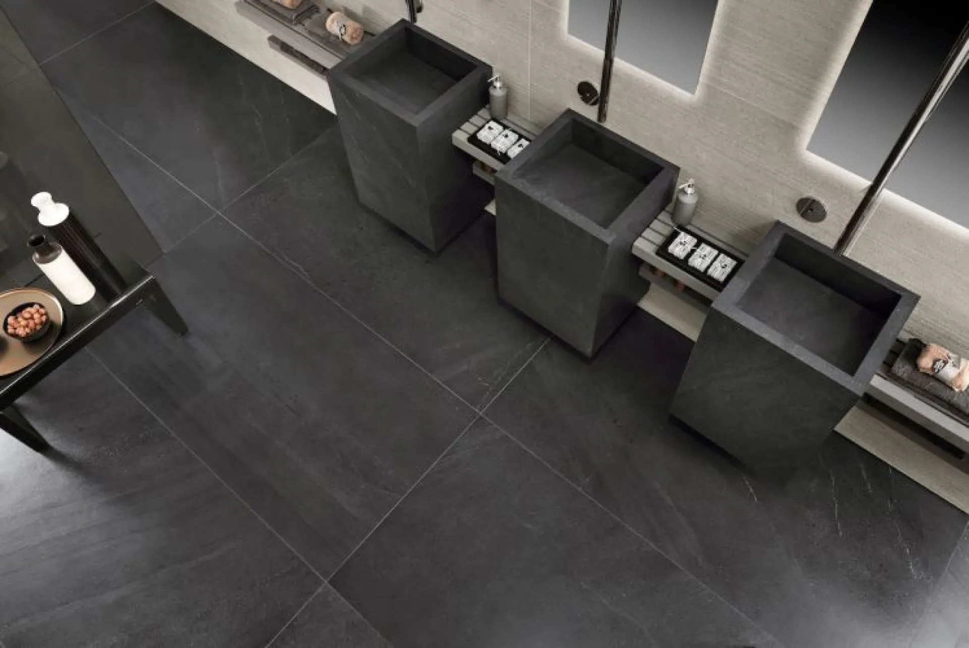 Dans les maisons modernes de Bihorel ou Mont-Saint-Aignan, proche de Rouen, les tons froids de la gamme renforcent les ambiances minimalistes.