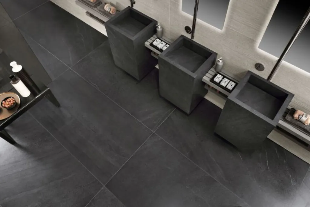 Dans les maisons modernes de Bihorel ou Mont-Saint-Aignan, proche de Rouen, les tons froids de la gamme renforcent les ambiances minimalistes.