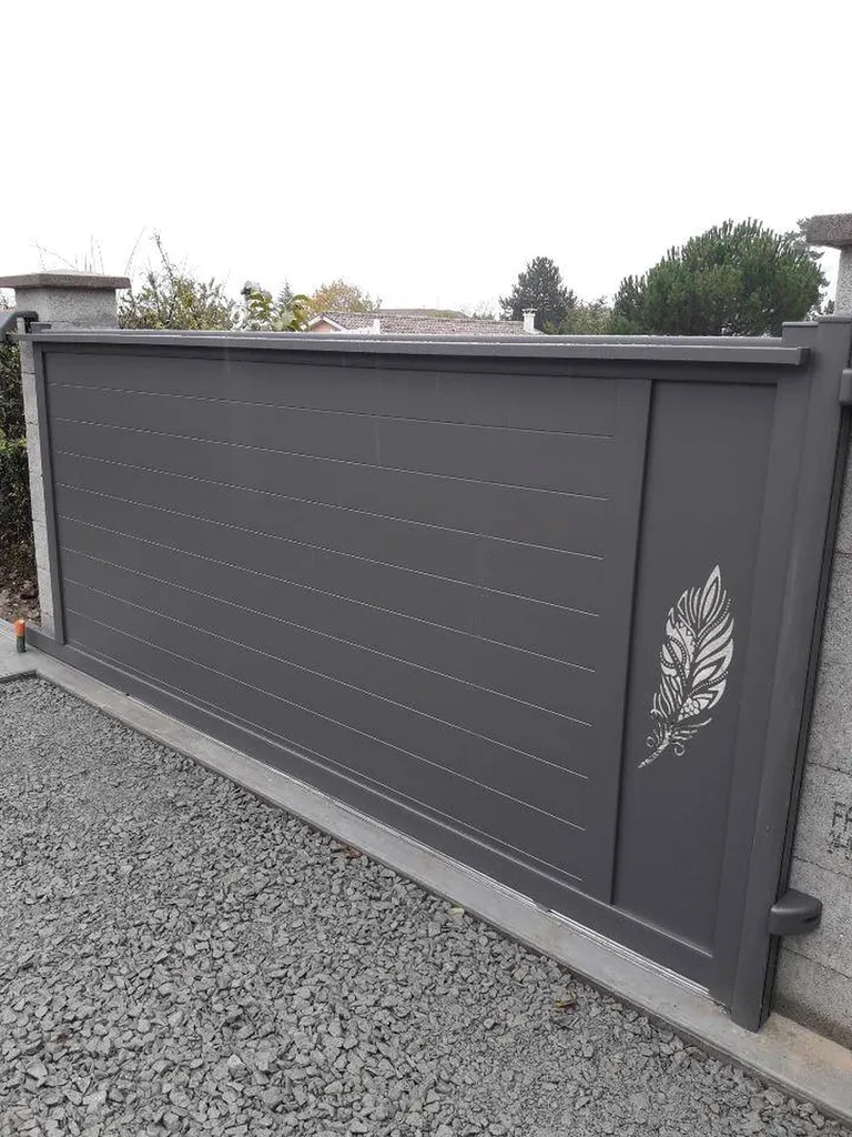 Portail en aluminium coulissant avec décors découpé au laser à Gleizé