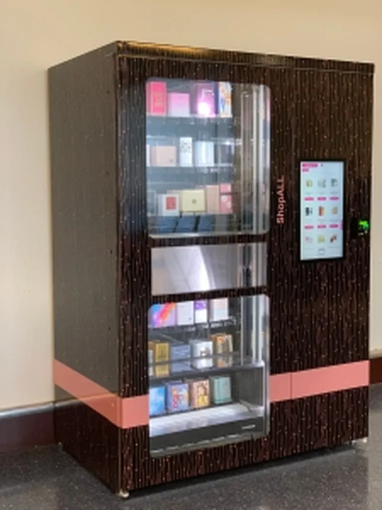 Vente de distributeur automatique de maquillage et cosmétiques avec vitrine lumineuse et paiement sans contact en France
