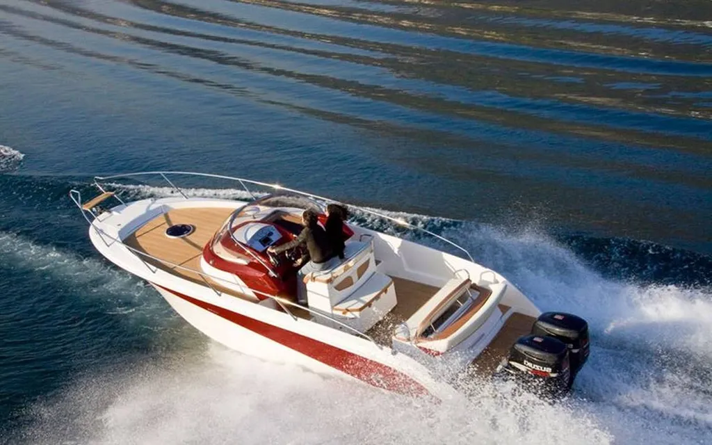 Bateau vedette habitable sur le port de Bandol