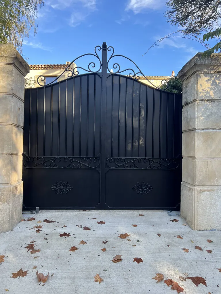 Création et pose d'un portail en fer forgé sur mesure double vantaux à Coudoux près de Salon de Provence