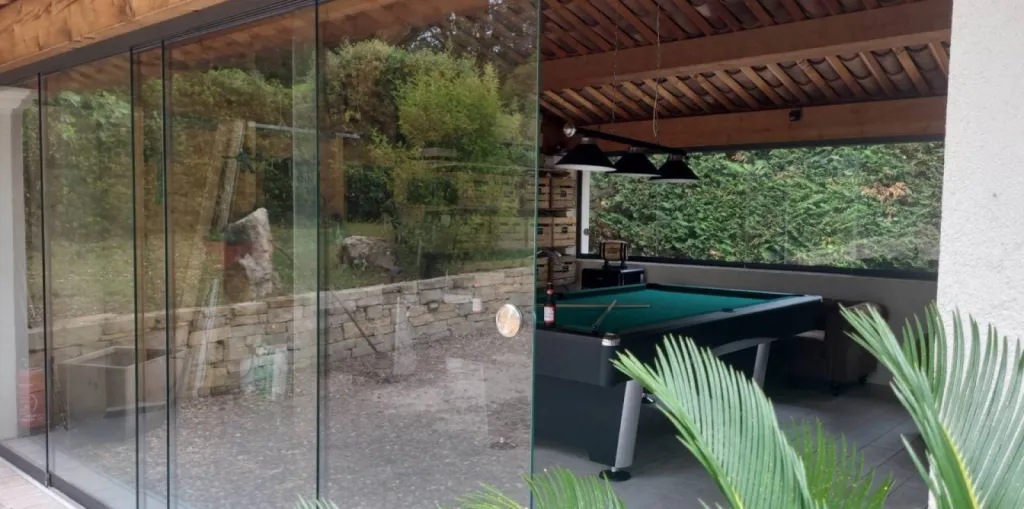 Installation de coulissants en verre sur mesure pour un pool house à La Roquebrussanne (83) : une métamorphose de l'espace