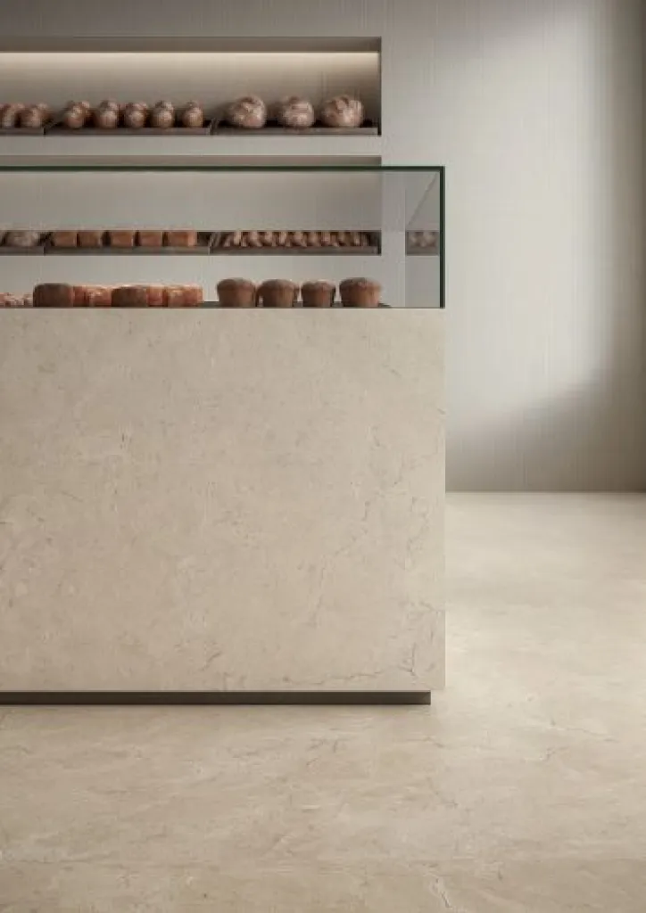 À Dieppe, les mosaïques Calcis créent des parois de douche lumineuses, inspirées des rivages méditerranéens.