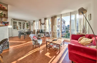 Magnifique appartement traversant de 4 pièces à Saint Germain en Laye, une triple exposition, lumineux et ensoleillé, ascenseur et parking privé dans la résidence proche RER A.