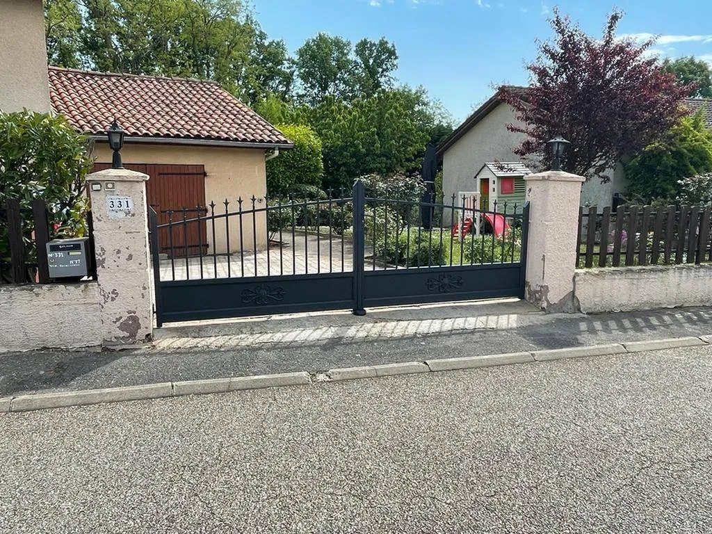 Installations d'un portail en aluminium thermolaqués à Jassans Riottier proche de Villefranche sur Saone