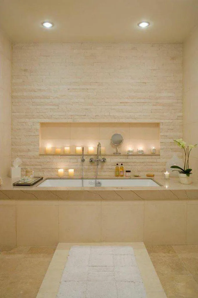 Pas de niche lumineuse, mais idéal pour poser des bougies et se prélasser dans sa baignoire. lyon