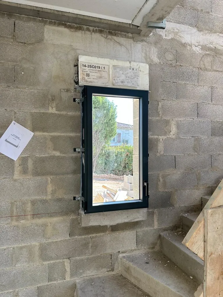 Construction d’une maison neuve sur Aix-en-Provence avec des menuiseries ALU Gris Anthracite 