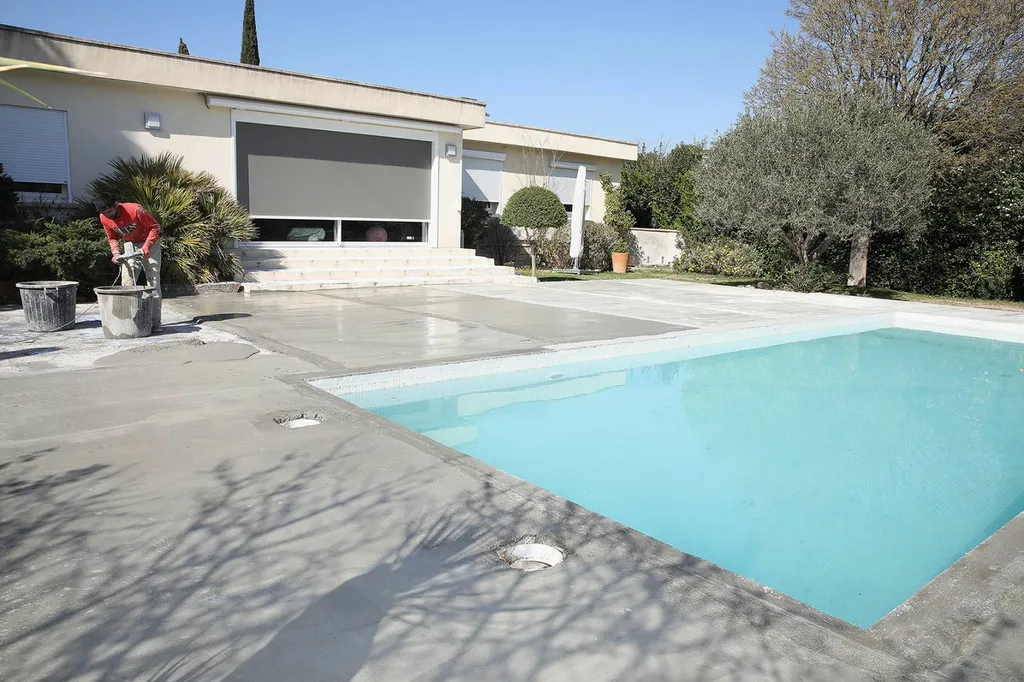 Restauration et rénovation d'une piscine en béton à Carnoux en Provence