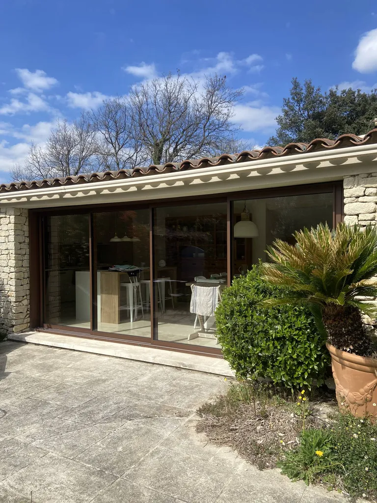 Installation d'une baie vitrée coulissante 4 vantaux en aluminium dans le Luberon