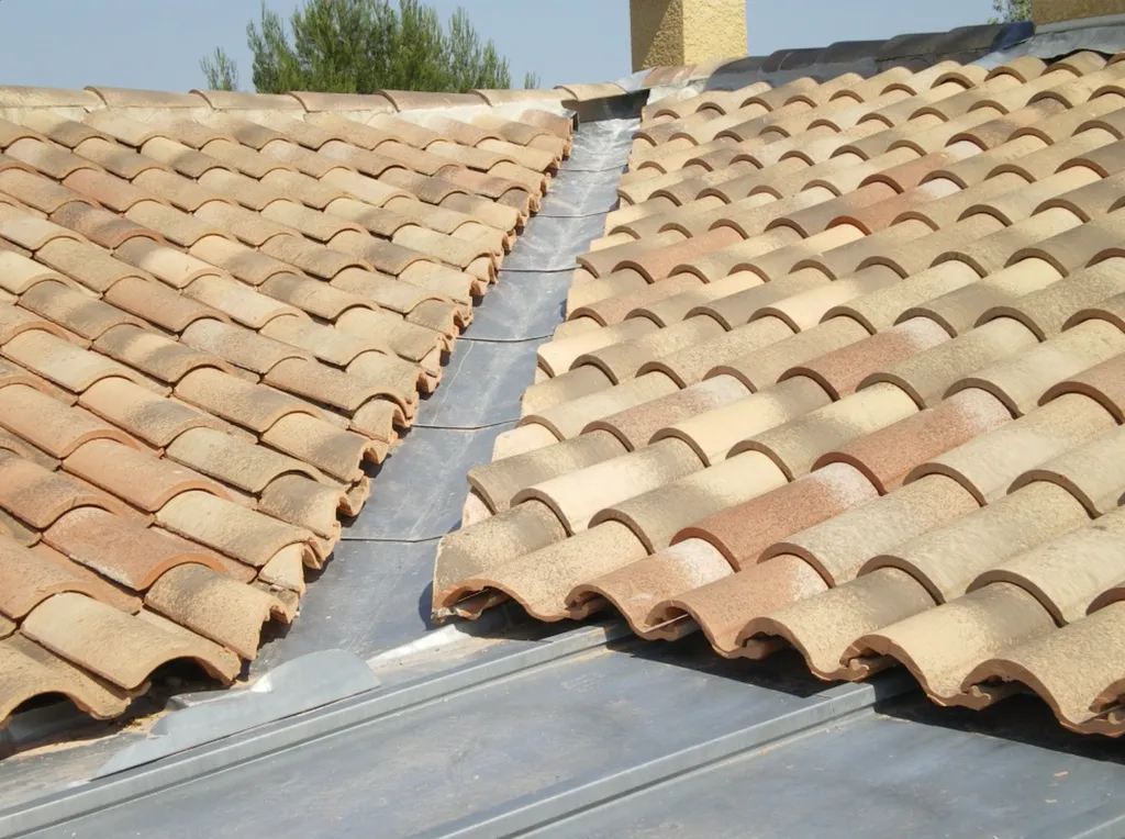 Réalisation d’une noue en zinc pour étanchéité durable de toiture traditionnelle en tuiles canal