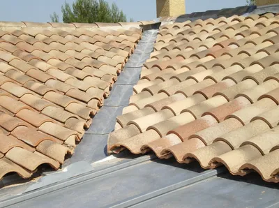 Réalisation d’une noue en zinc pour étanchéité durable de toiture traditionnelle en tuiles canal