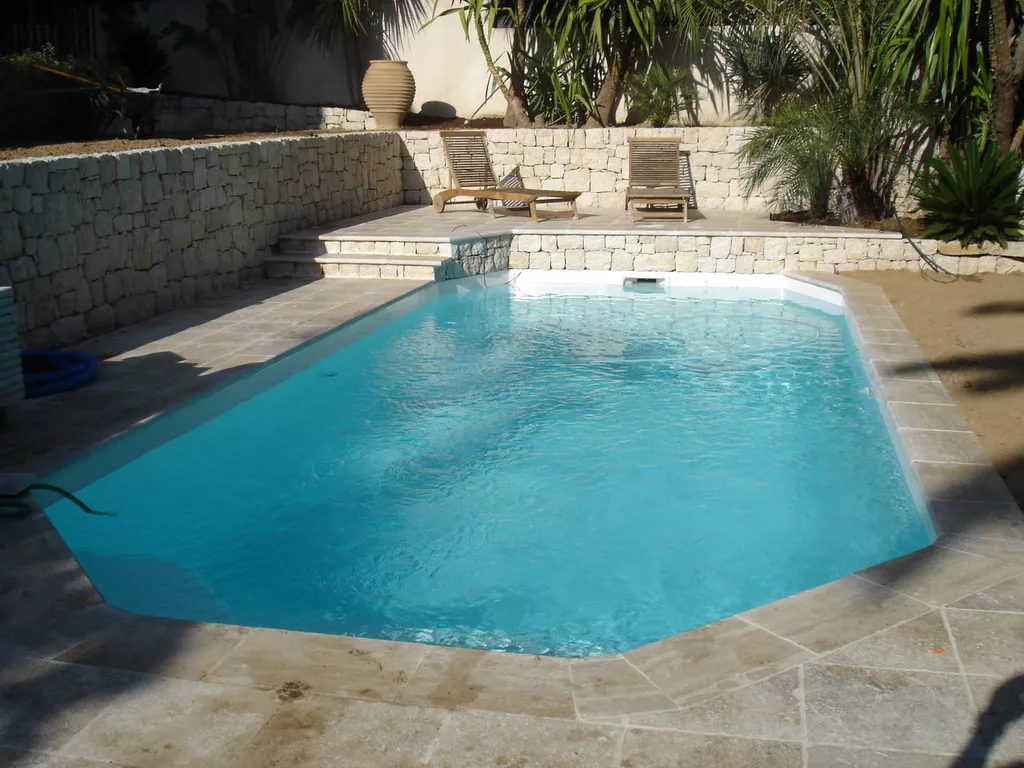 piscine avec margelles sur terrasse