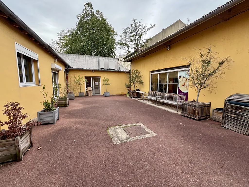 Location - Local commercial 440 m², La Boule, Rue des Venêts 92000 NANTERRE