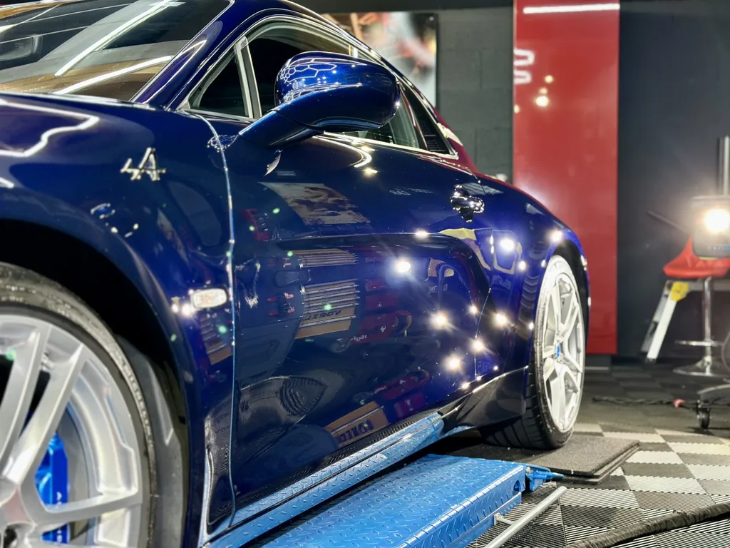 Traitement céramique chez EMB DETAILING protection carosserie spécialiste Alpine A110 sur Lyon