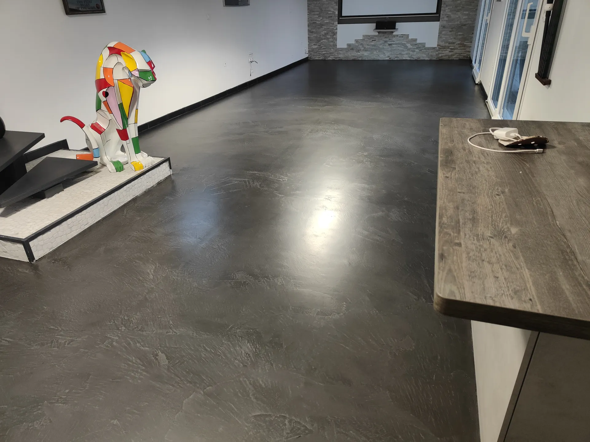 BR HOME, expert des revêtements de sol sans joints pour environnements professionnels exigeants