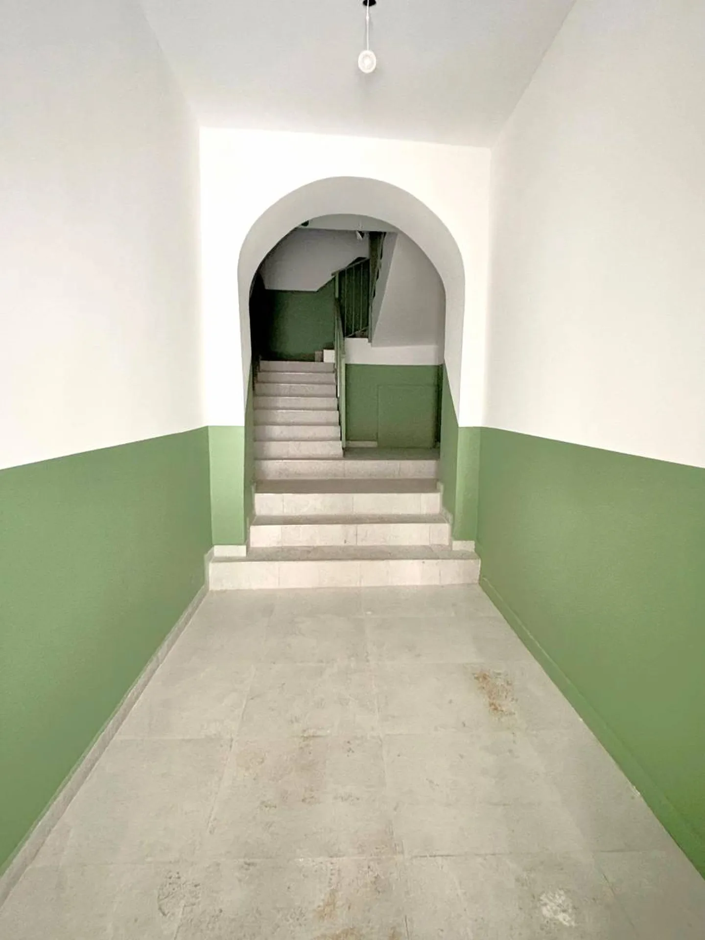 Vente appartement T2 Aubagne  au 2ème étage d'un petit immeuble du centre historique