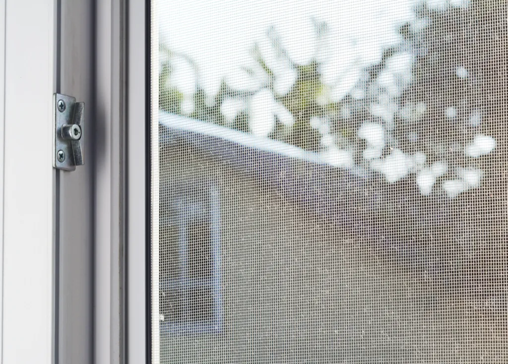 Moustiquaire enroulable ou plissée pour fenêtre, porte ou véranda à Condrieu, durable et facile d’entretien, motorisable avec Nice