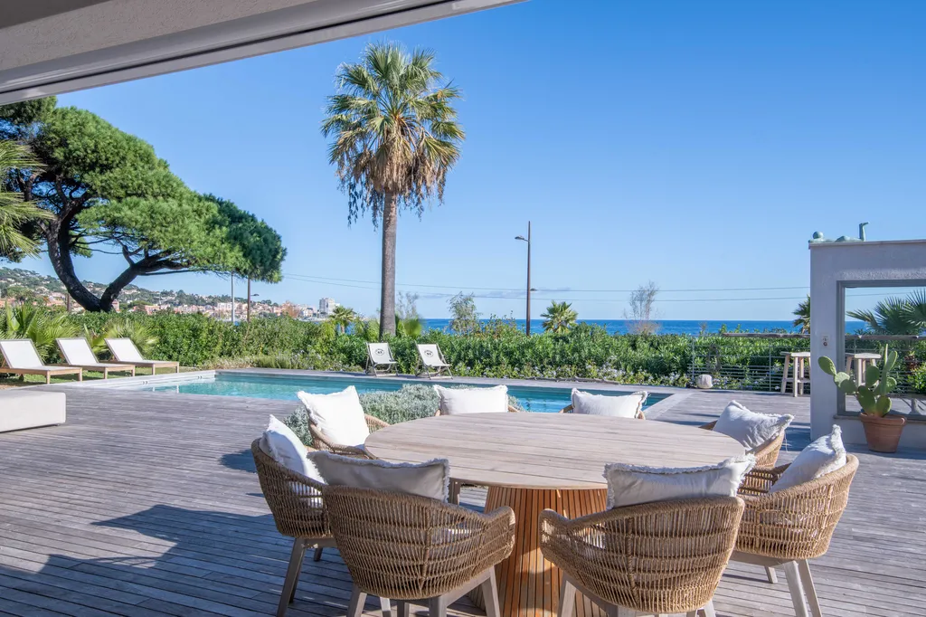 SAINTE-MAXIME | RARE sur le Littoral : Villa de Luxe de Plain-Pied, Vue Mer Panoramique et Accès Plage Immédiat