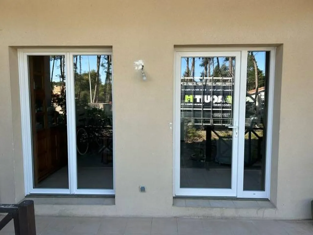 Pose d'une porte fenêtre et porte d'entrée les deux en PVC double vitrage de chez Pierret, sur Lanton, commune du Bassin d'Arcachon