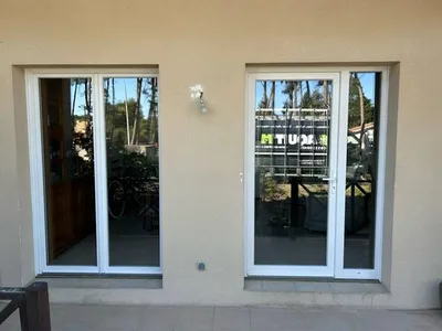 Pose d'une porte fenêtre et porte d'entrée les deux en PVC double vitrage de chez Pierret, sur Lanton, commune du Bassin d'Arcachon