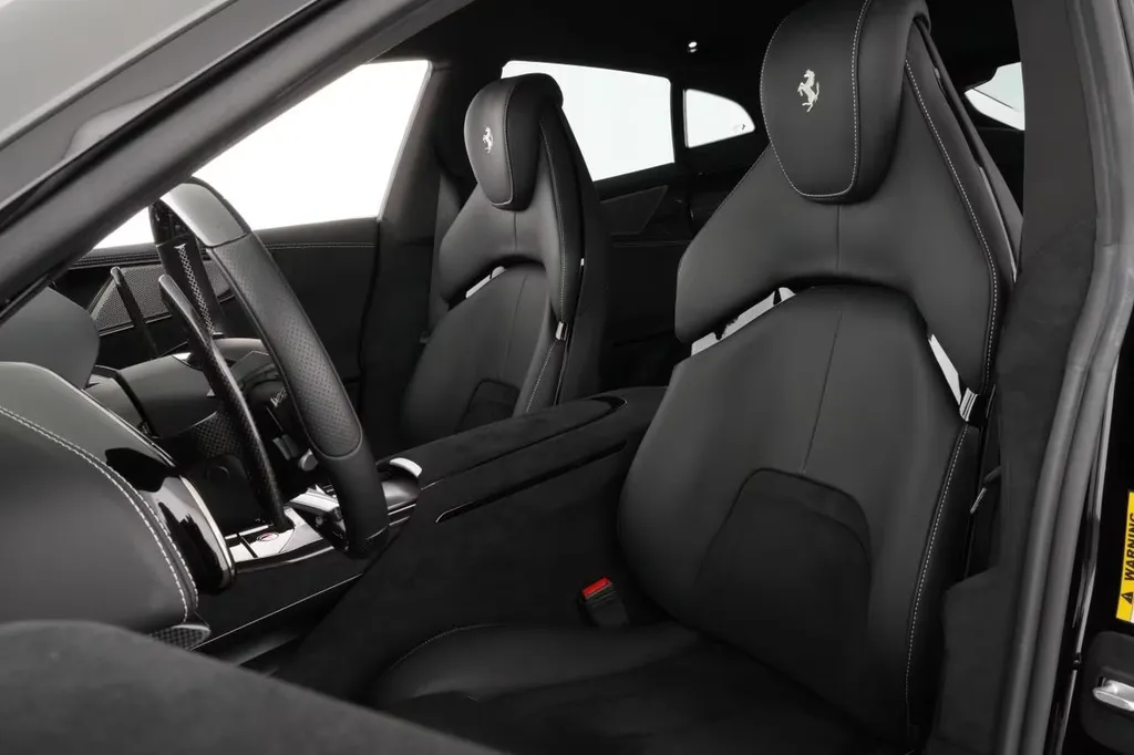 Intérieur Ferrari Purosangue Cuir/Alcantara noir finition carbone à Bordeaux