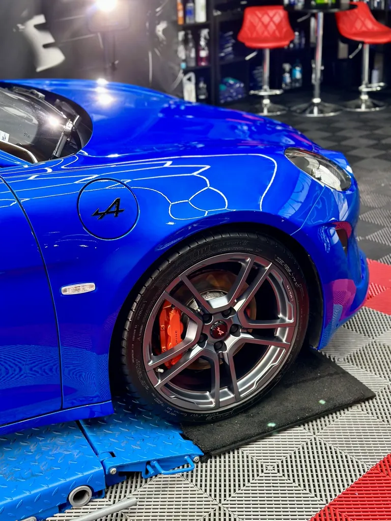 film de protection PPF alpine A110 Lyon traitement céramique protection carrosserie voiture de sport