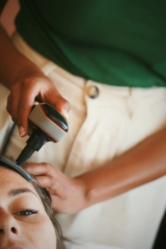 Soins capillaires Hydrafacial – Nettoyage et stimulation du cuir chevelu chez Mage Studio Toulouse