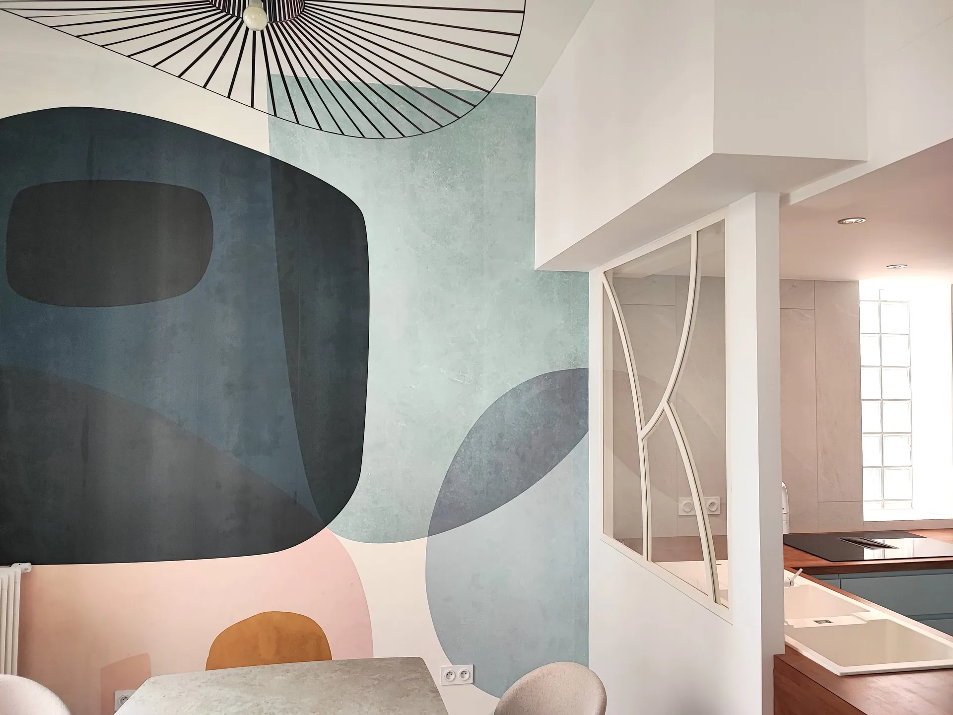 Aménagement intérieur : cuisine, salle de bain, tapisserie et verrière sur mesure conçues et réalisées par un architecte d’intérieur à Marseille