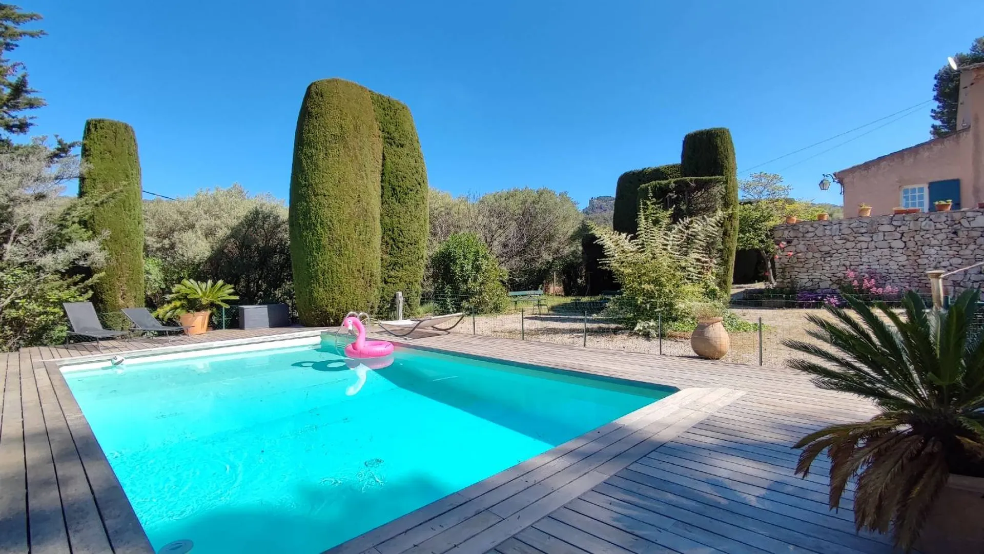 A vendre mas provençal   dans les vignes avec piscine, garage et vue exceptionnelle