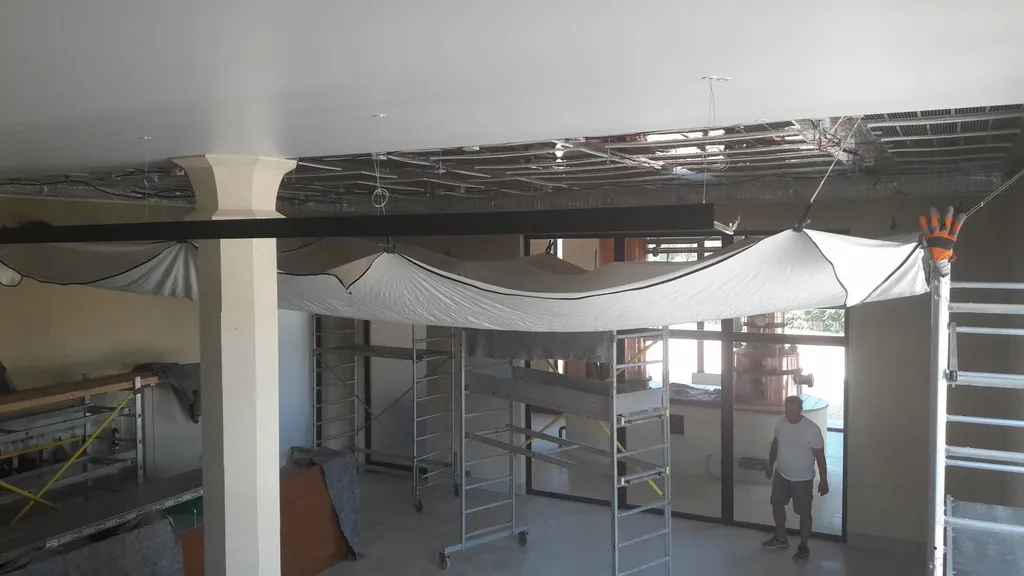 Problème acoustique haut volume, résolu par le plafond tendu BARRISOL chai Château St Aubin Réans by Plafonds Tendus Occitans