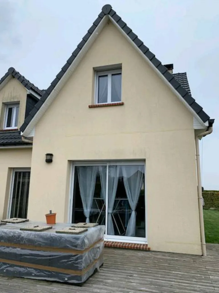 Faire rénover la façade d'un immeuble en ravalement aspect pierre proche de Fécamp (76)