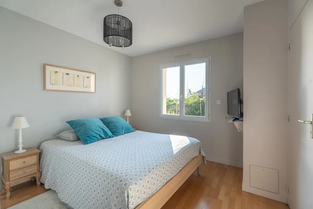 Grande maison lumineuse de plus de 300m² avec grand terrain et piscine à vendre proche du mans en sarthe
