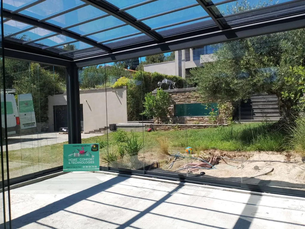 Pergola bioclimatique équipée de murs de verre - HCT